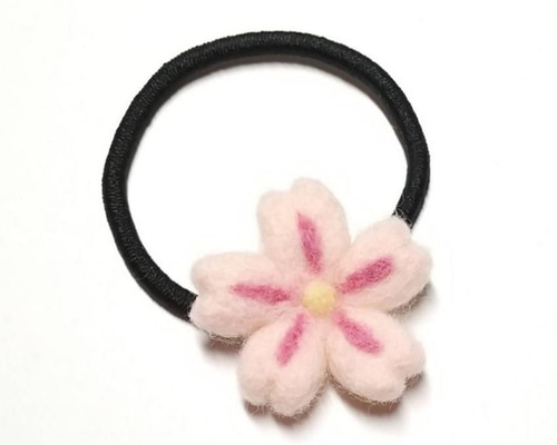 ぷっくり桜の花のヘアゴム 羊毛フェルト 雛祭り 髪飾り ヘアゴム okayu