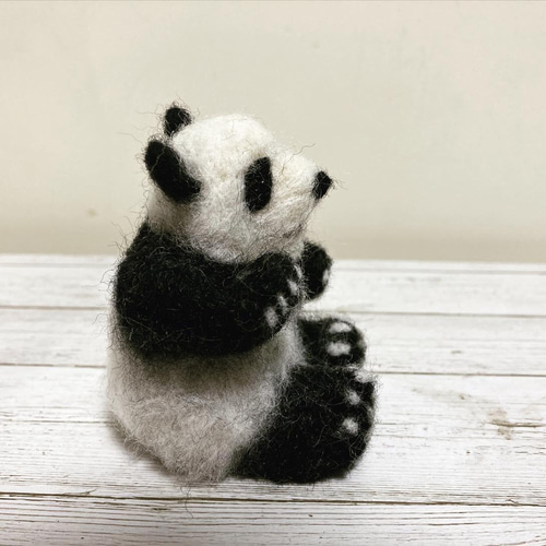 羊毛フェルト　猫とパンダ　ハンドメイド 羊毛フェルト ハンドメイド ジャイアントパンダ（子供） 羊毛