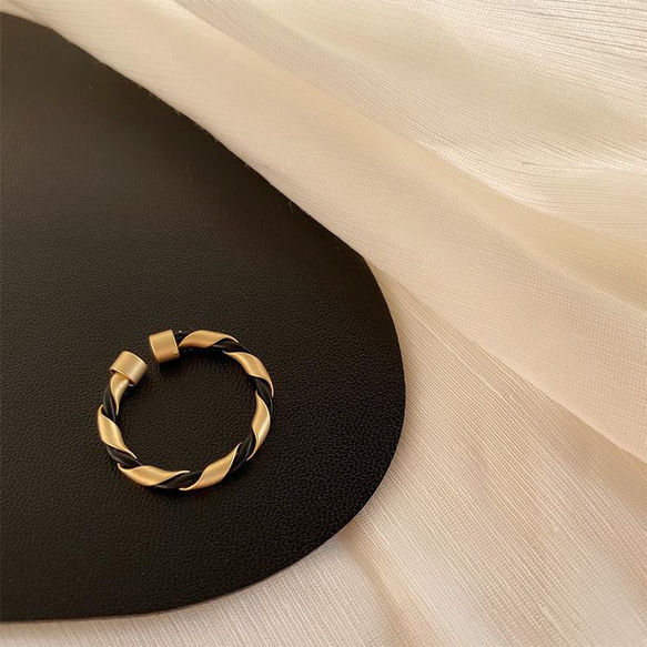 韓国ファッション 　ブラック×ゴールドの大人可愛いリング　指輪　アクセサリー　-1097 2枚目の画像