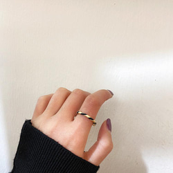 韓国ファッション 　ブラック×ゴールドの大人可愛いリング　指輪　アクセサリー　-1097 1枚目の画像