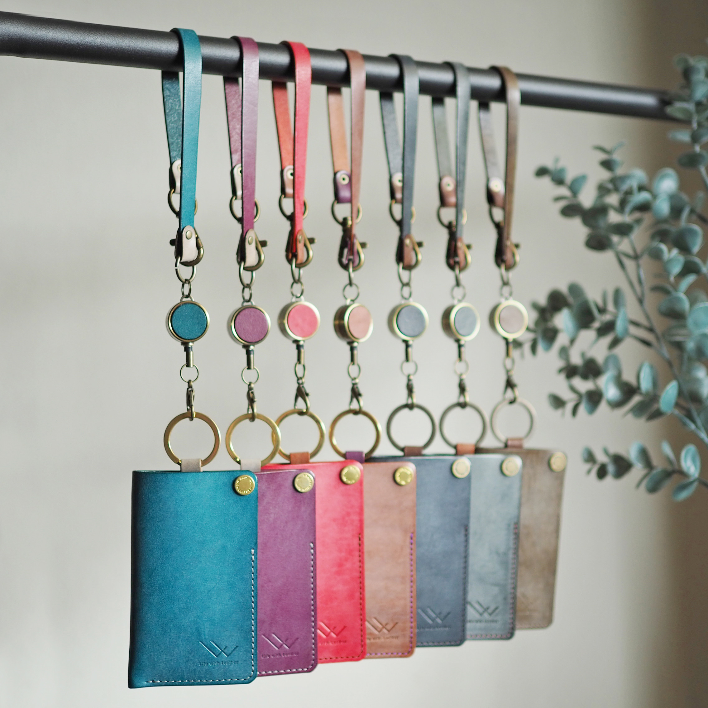 《選べるカラー・名入れ無料》ストラップ付き牛ヌメ革パスケース 4,399円