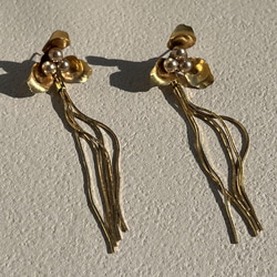 USAビンテージなフラワーパーツにゴールドデザイン ウエディングイヤリングwedding 【コクリコタッセル】 7枚目の画像