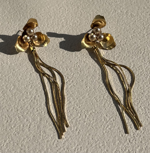 USAビンテージなフラワーパーツにゴールドデザイン ウエディングイヤリングwedding 【コクリコタッセル】 7枚目の画像