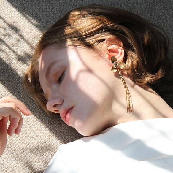 USAビンテージなフラワーパーツにゴールドデザイン ウエディングイヤリングwedding 【コクリコタッセル】 2枚目の画像