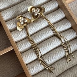 USAビンテージなフラワーパーツにゴールドデザイン ウエディングイヤリングwedding 【コクリコタッセル】 4枚目の画像