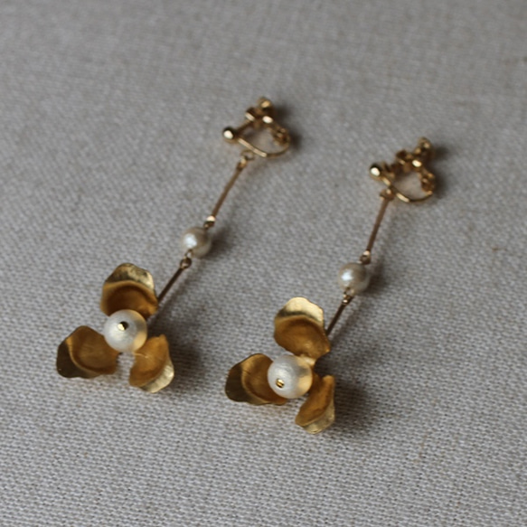 USAビンテージなフラワーパーツにゴールドデザイン ウエディングイヤリングwedding 【コクリコタッセル】 14枚目の画像