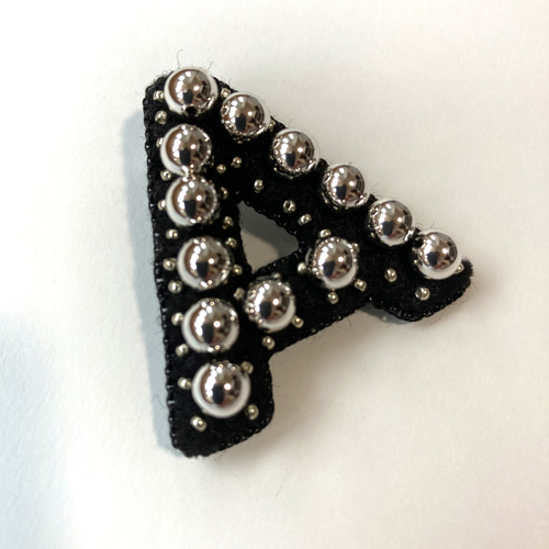 ビーズ刺繍ブローチ イニシャルブローチ A アルファベット A  