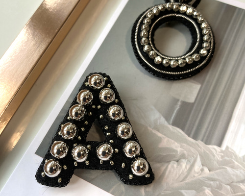 ビーズ刺繍ブローチ イニシャルブローチ A アルファベット A