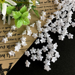 【1397】パール風アクリルビーズ　白花（小）100個 1枚目の画像