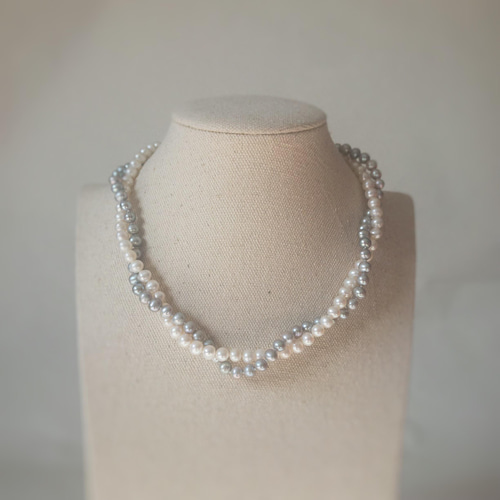 パールのネックレスです ケースは少し傷が付いてますがネックレス自体