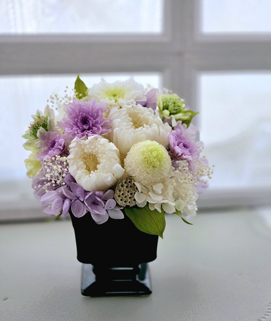 白い輪菊の仏花アレンジ