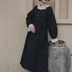 黑色 撞色蕾絲花邊領復古洋裝 精緻浮雕面料 法式宮廷風連身裙 第8張的照片