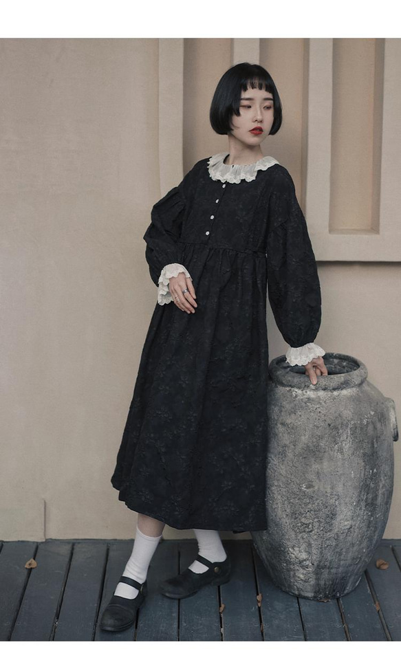 黑色 撞色蕾絲花邊領復古洋裝 精緻浮雕面料 法式宮廷風連身裙 第8張的照片
