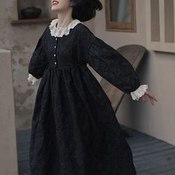 黑色 撞色蕾絲花邊領復古洋裝 精緻浮雕面料 法式宮廷風連身裙 第1張的照片
