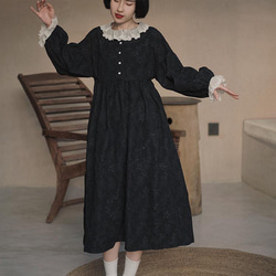 黑色 撞色蕾絲花邊領復古洋裝 精緻浮雕面料 法式宮廷風連身裙 第4張的照片