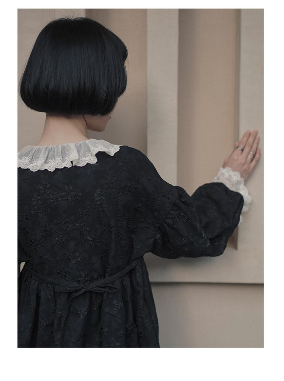 黑色 撞色蕾絲花邊領復古洋裝 精緻浮雕面料 法式宮廷風連身裙 第13張的照片