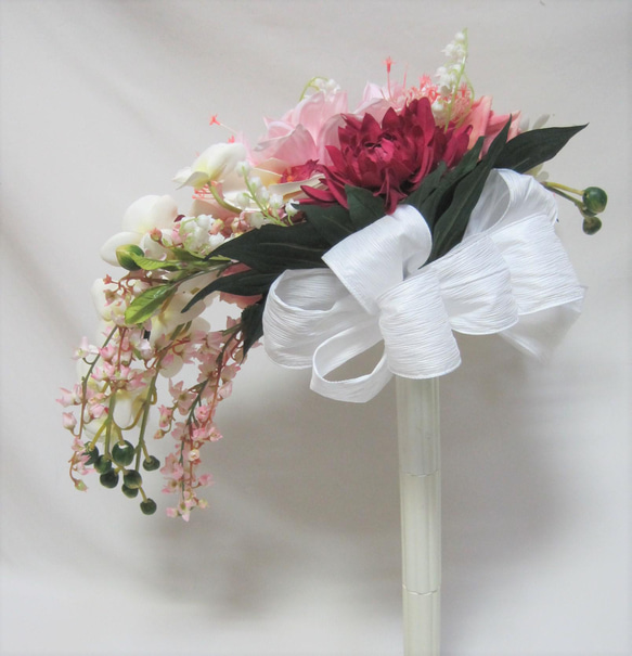 ダリアと胡蝶蘭のクレッセントブーケ♪ブートニア付き♪生花みたいに綺麗な造花です♪高品質なのに安い 8枚目の画像