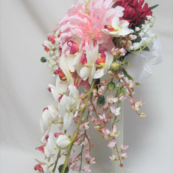 ダリアと胡蝶蘭のクレッセントブーケ♪ブートニア付き♪生花みたいに綺麗な造花です♪高品質なのに安い 6枚目の画像