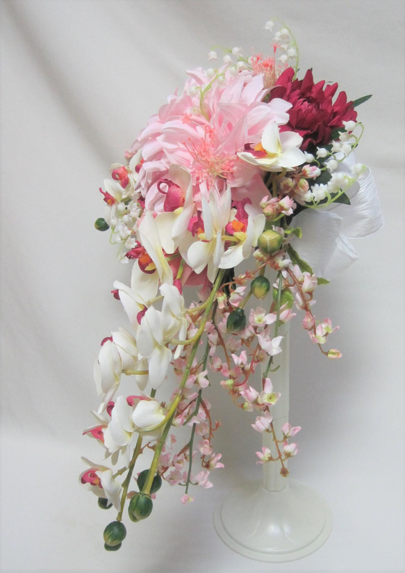 ダリアと胡蝶蘭のクレッセントブーケ♪ブートニア付き♪生花みたいに綺麗な造花です♪高品質なのに安い 6枚目の画像
