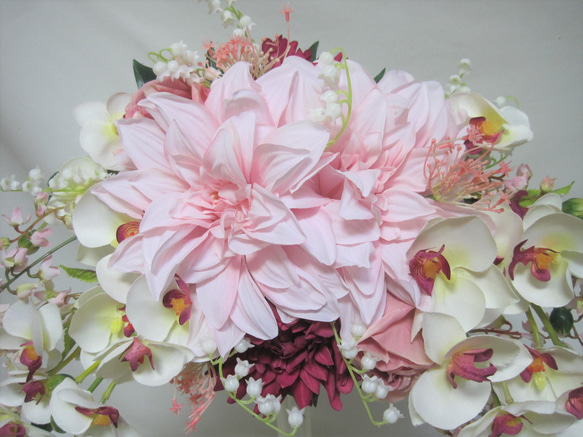 ダリアと胡蝶蘭のクレッセントブーケ♪ブートニア付き♪生花みたいに綺麗な造花です♪高品質なのに安い 14枚目の画像
