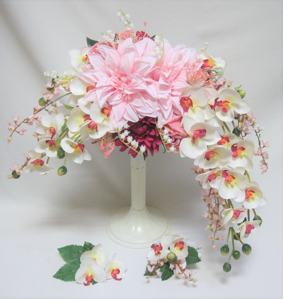 ダリアと胡蝶蘭のクレッセントブーケ♪ブートニア付き♪生花みたいに綺麗な造花です♪高品質なのに安い 2枚目の画像