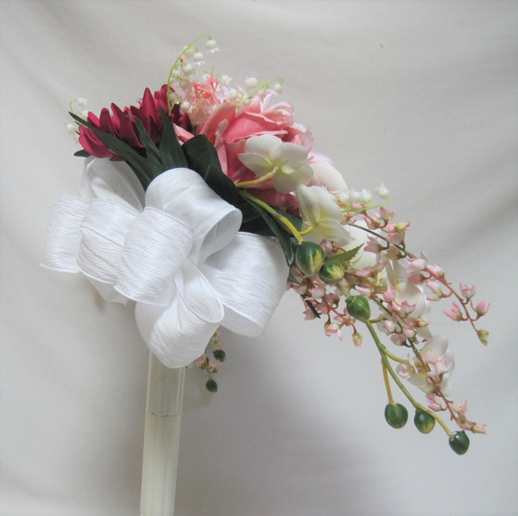 ダリアと胡蝶蘭のクレッセントブーケ♪ブートニア付き♪生花みたいに綺麗な造花です♪高品質なのに安い 11枚目の画像