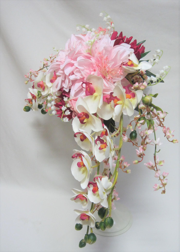 ダリアと胡蝶蘭のクレッセントブーケ♪ブートニア付き♪生花みたいに綺麗な造花です♪高品質なのに安い 5枚目の画像