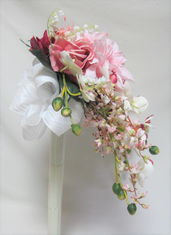 ダリアと胡蝶蘭のクレッセントブーケ♪ブートニア付き♪生花みたいに綺麗な造花です♪高品質なのに安い 10枚目の画像