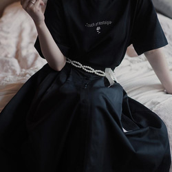 黑色 玫瑰印花簡約寬鬆基礎款T恤 純棉製圓領落肩袖寬鬆短袖上衣 第15張的照片
