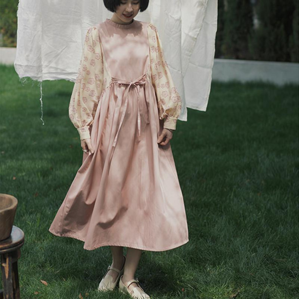 櫻花粉色 少女碎花撞色高腰復古洋裝 燈籠袖拼接優雅復古連身裙 第1張的照片