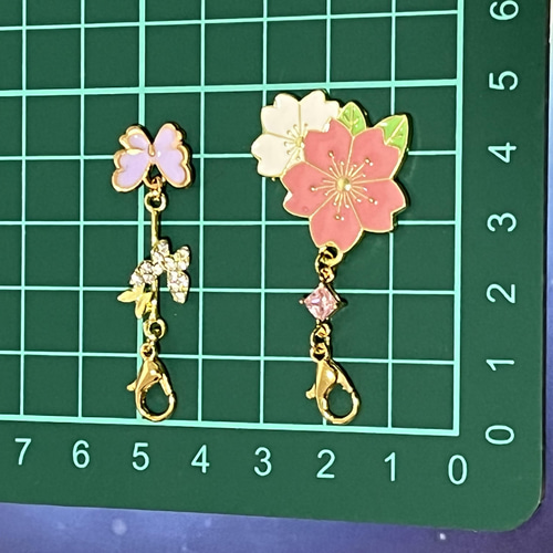 送料無料】〈2個セット〉♡ 桜の花びらと、蝶のキラキラチャーム B 