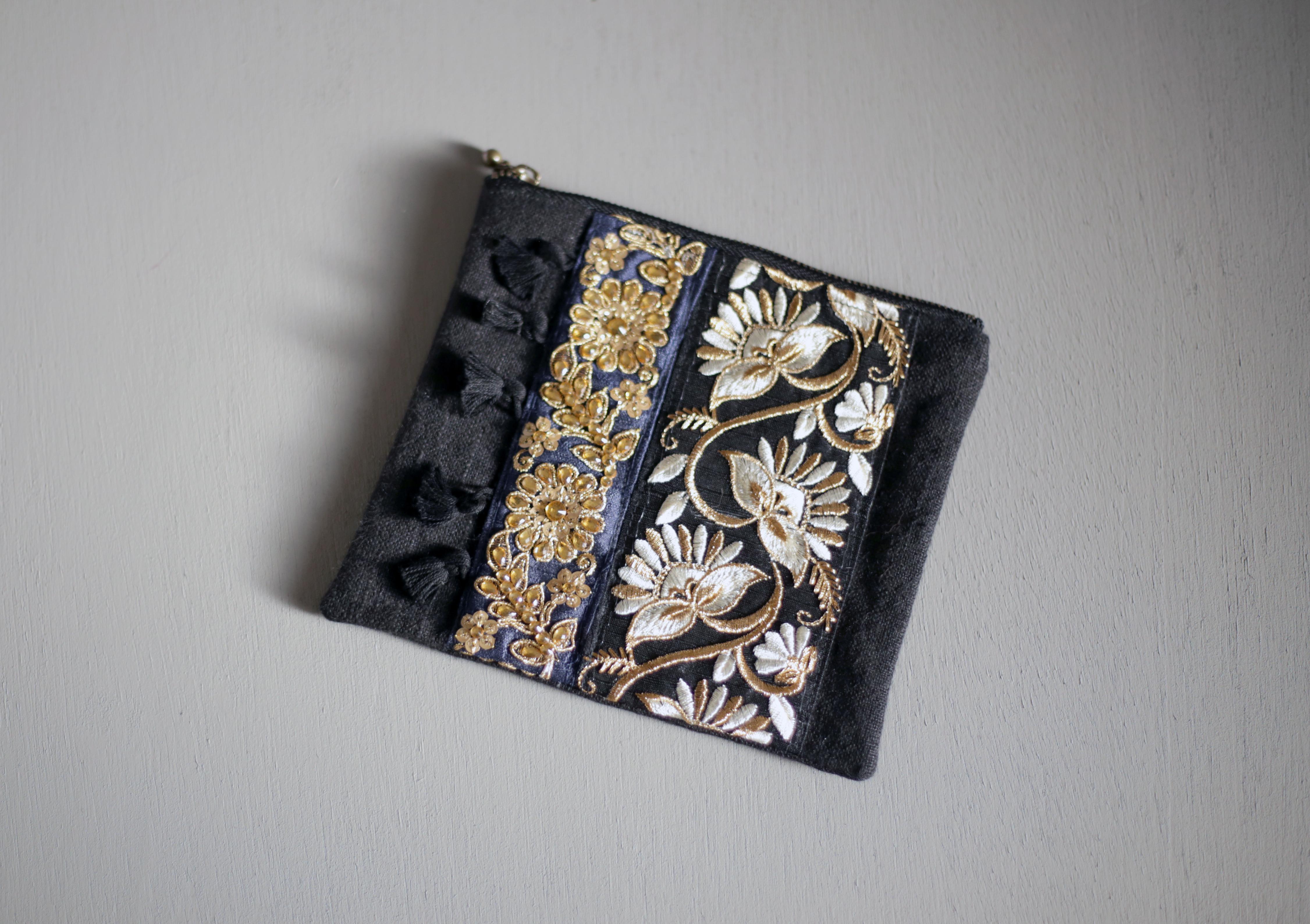 新品fafa フィフィレースのクラッチポーチ収納刺繍小物入りクリアスクエアポーチ 新品fafa フィフィレースのクラッチポーチ収納刺繍小物入り