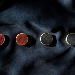 UNIC經典黃銅鑲嵌皮革紙鎮/ 螺絲磁吸收納座【生命之花特別板】 第12張的照片