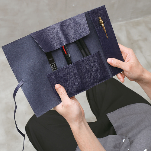 プロッター 革ロールペンケース ブルー[新品未使用] プロッター 革ロールペンケース ブルー[新品未使用] - メルカリ