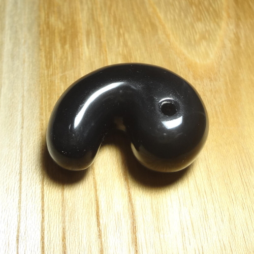 玲瓏 十勝石 出雲型 『 玲瓏 勾玉 』 国産 原石 オブシディアン 黒曜石