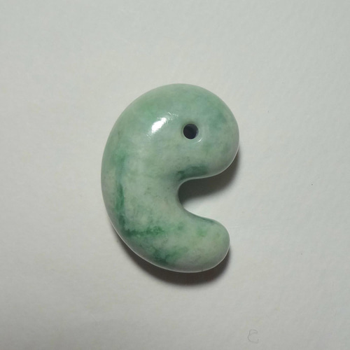 糸魚川産 翡翠 出雲型 『 勾玉 』 国産 オリジナル 彫刻 ハンドメイド