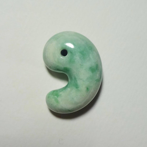 糸魚川産 翡翠 出雲型 『 勾玉 』 国産 オリジナル 彫刻 糸魚川産 翡翠 出雲型 『 勾玉 』 国産 オリジナル 彫刻