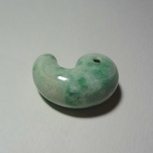 糸魚川産 翡翠 出雲型 『 勾玉 』 国産 オリジナル 彫刻 ハンドメイド