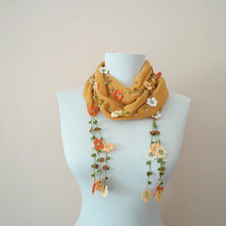 刺繍のお花付き　シフォンスカーフのロングラリエット　オレンジ 2枚目の画像