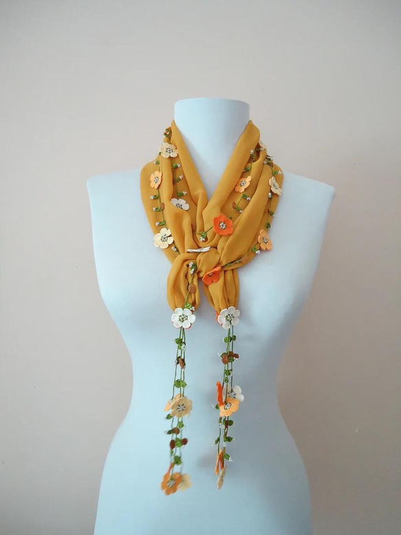 刺繍のお花付き　シフォンスカーフのロングラリエット　オレンジ 4枚目の画像