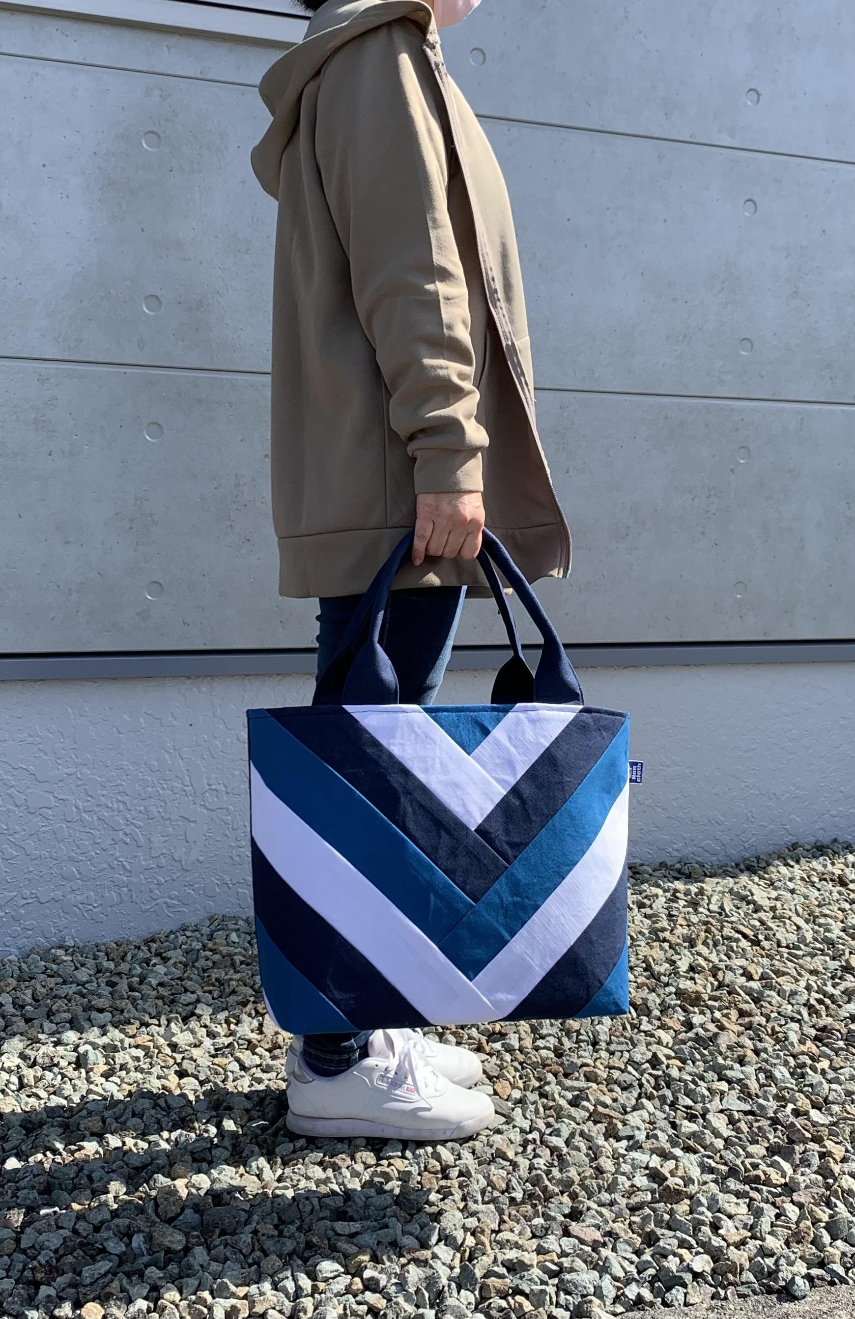 V LINE バッグ　ブルー