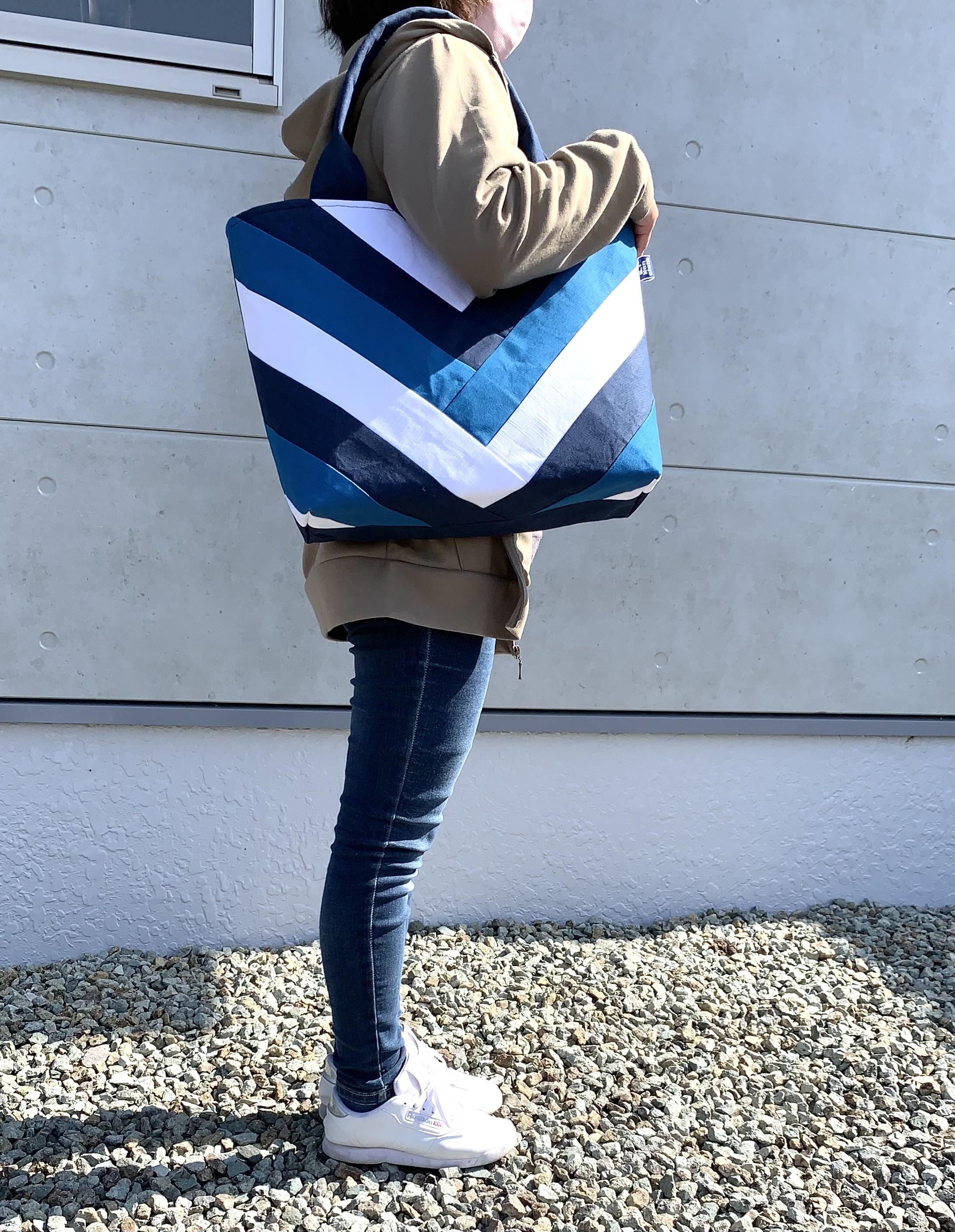 V LINE バッグ　ブルー