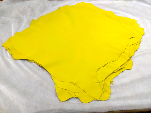 ふっくらやわらか発色のいいラム革＃Yellow　革の大きさ55デシ前後　革の厚み1.2mm前後 1枚目の画像