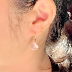 14kgf 花びらパールの耳飾り 芥子 桜 4枚目の画像