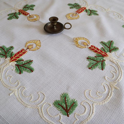 ベトナム手刺繍　テーブルクロス　花柄　リボン ドイツの手仕事☆ほんわりと炎が揺れる赤いキャンドルともみの木の枝の