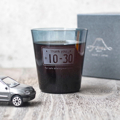 名入れ／ナンバープレート】車の窓をグラスに再生／Tomi CRAFTカー