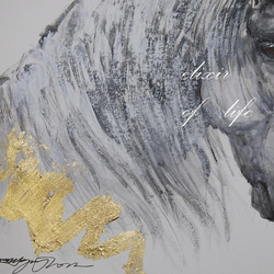 葦毛の馬の横顔２０２２(墨絵、水彩画用紙、34cm×２４ｃｍ、墨、アクリル、金箔) 3枚目の画像