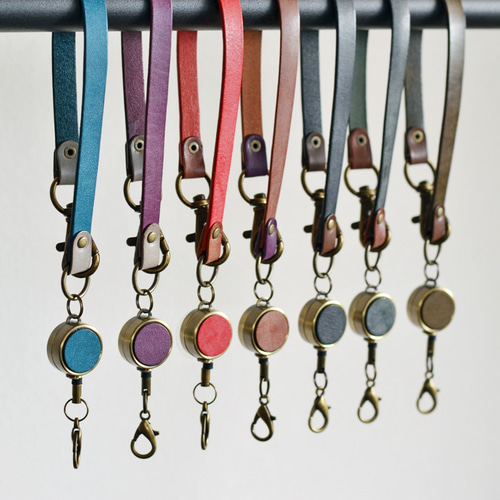 受注制作】《選べるカラー・刻印無料》牛ヌメ革リールストラップ 携帯  