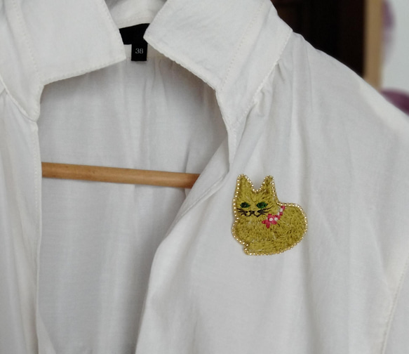 ☆一点物☆手刺繍☆金色猫のブローチ 3枚目の画像