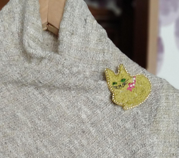 ☆一点物☆手刺繍☆金色猫のブローチ 4枚目の画像